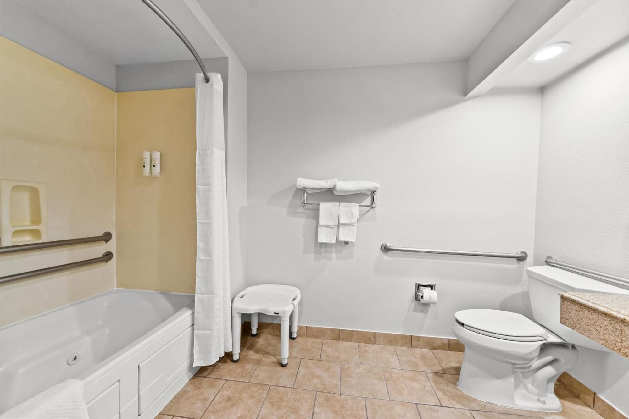 Quality Inn & Suites Airport North - Stone Oak San Antonio Bagian luar foto