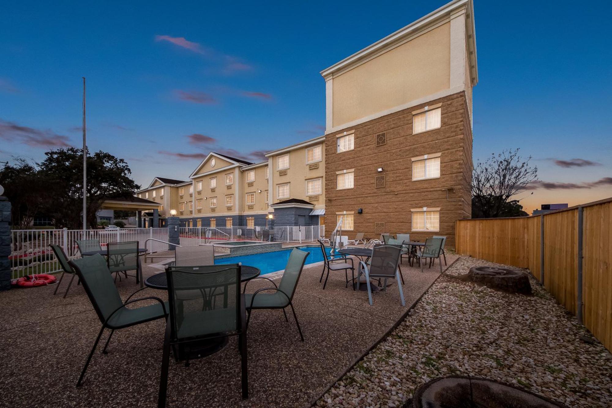 Quality Inn & Suites Airport North - Stone Oak San Antonio Bagian luar foto