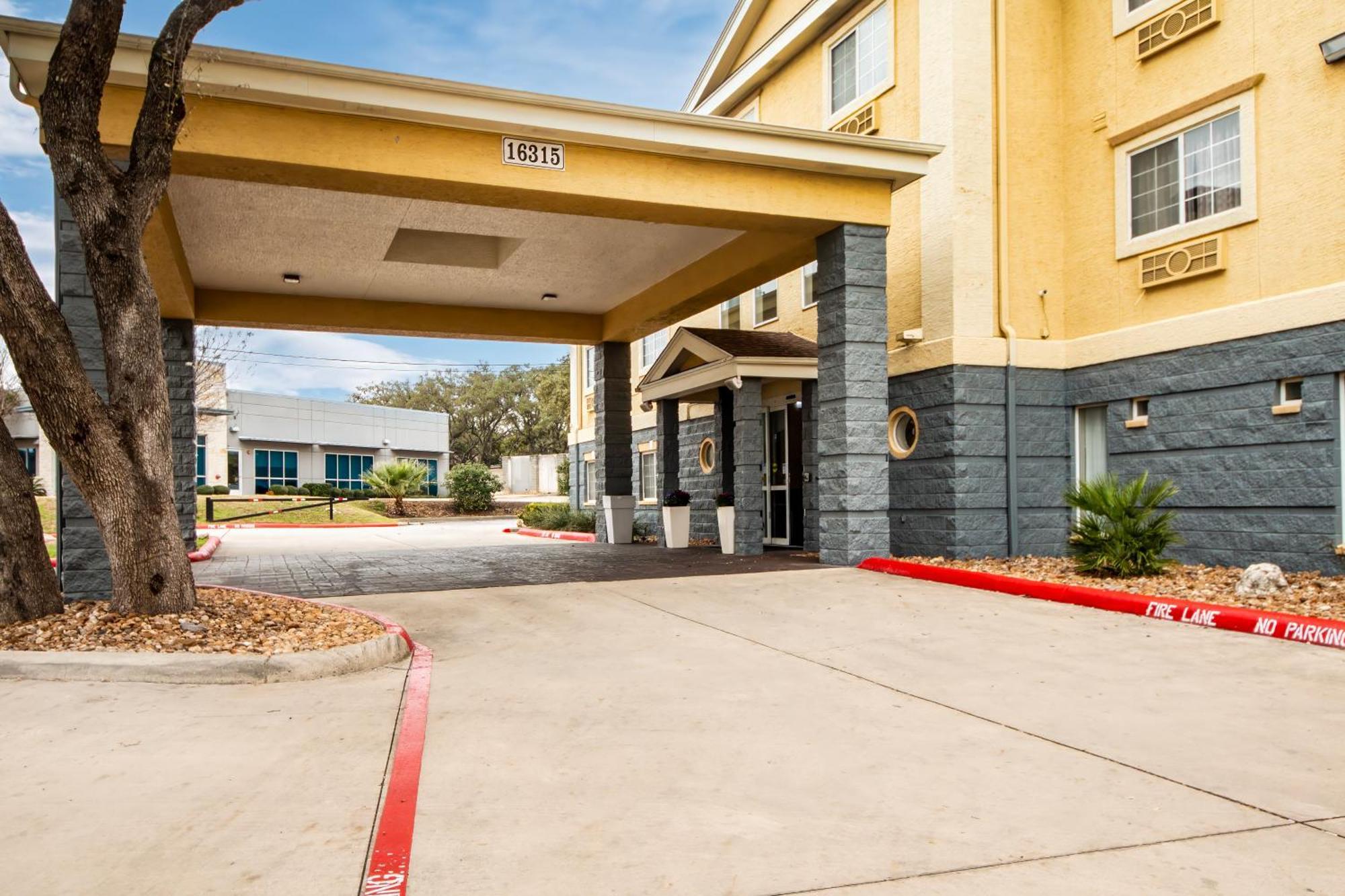Quality Inn & Suites Airport North - Stone Oak San Antonio Bagian luar foto