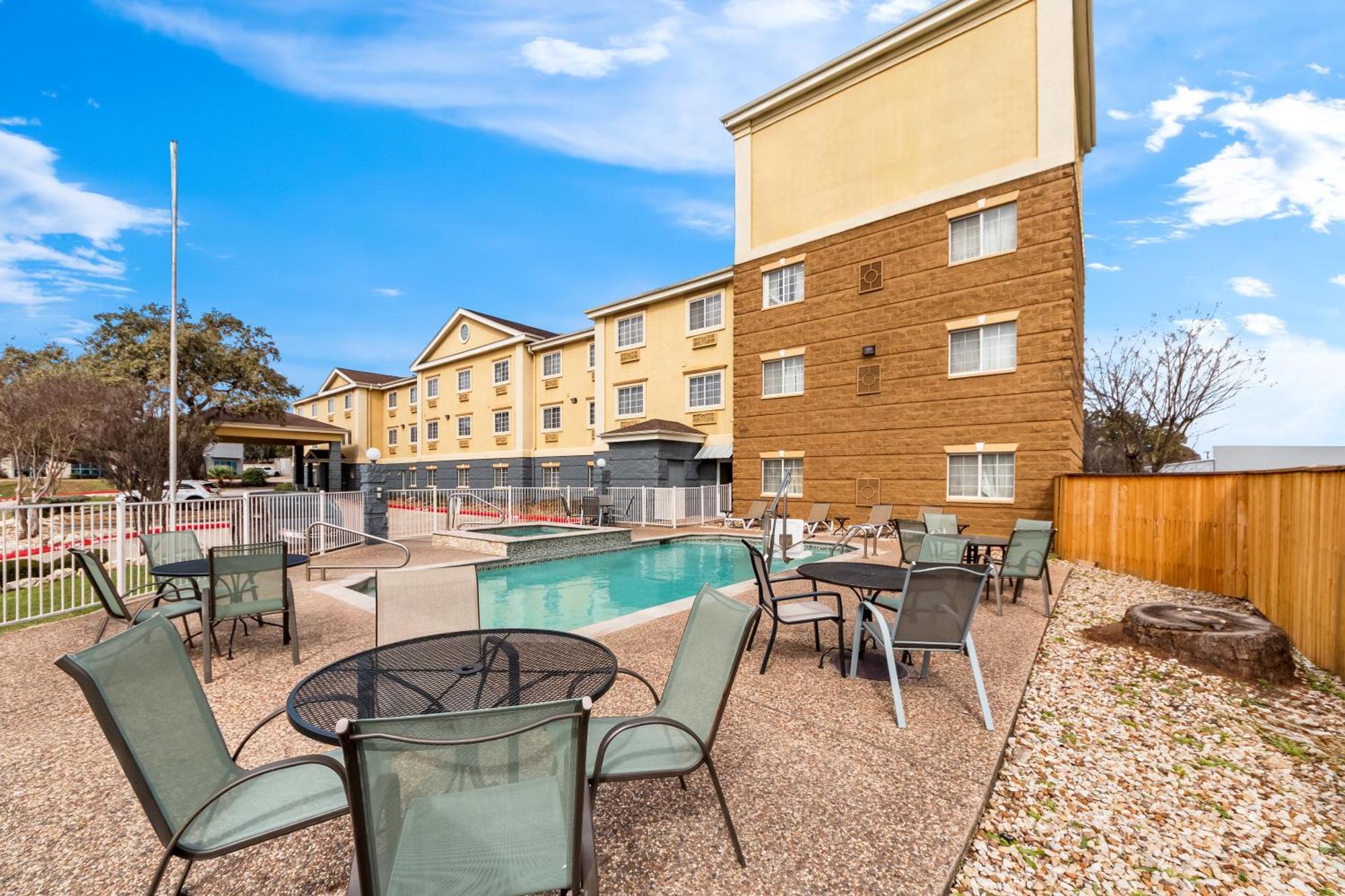 Quality Inn & Suites Airport North - Stone Oak San Antonio Bagian luar foto