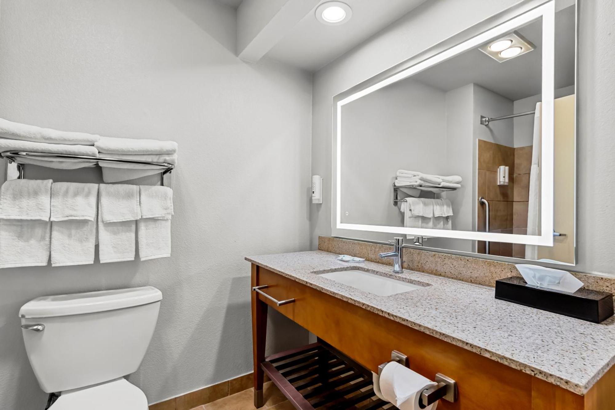 Quality Inn & Suites Airport North - Stone Oak San Antonio Bagian luar foto