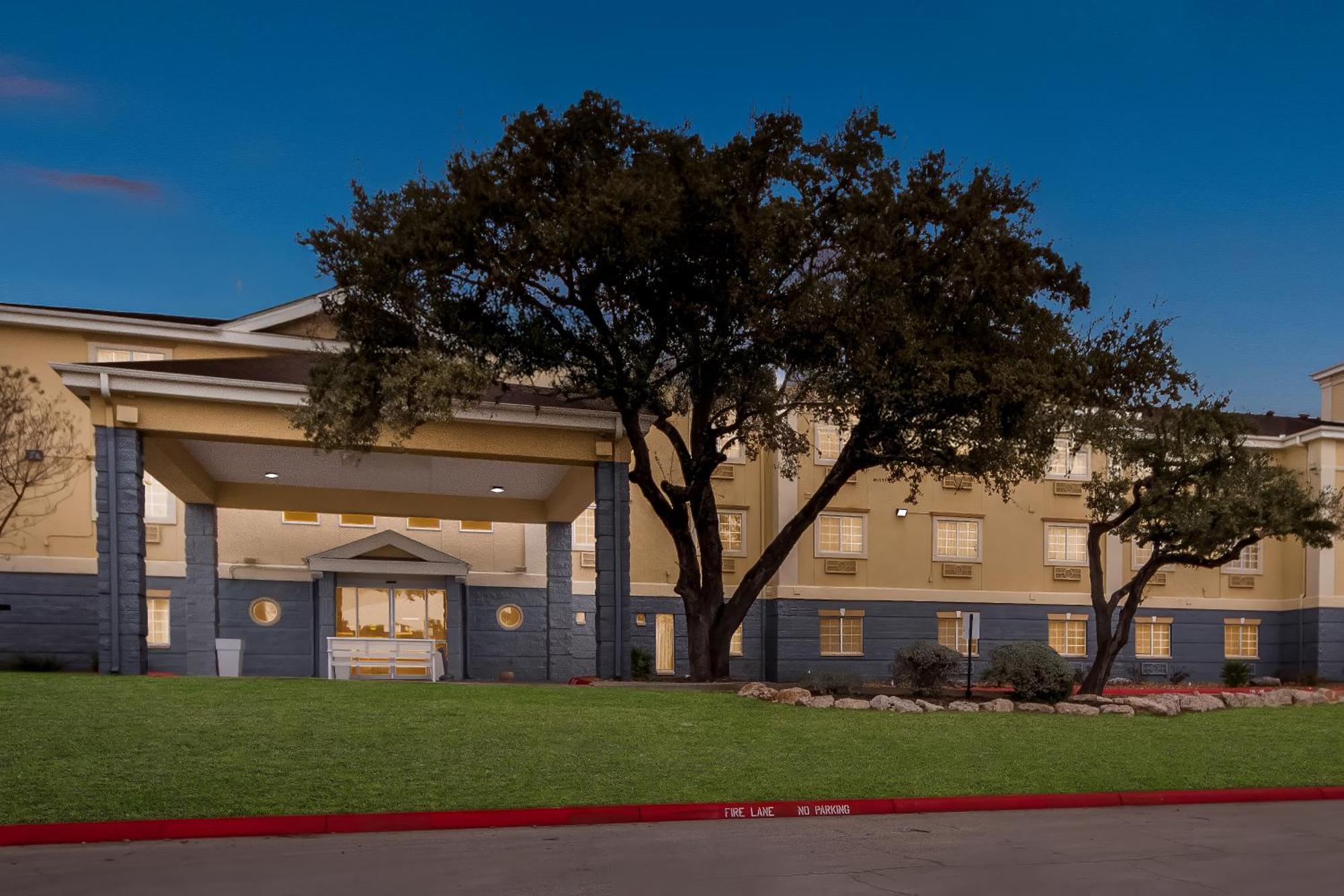 Quality Inn & Suites Airport North - Stone Oak San Antonio Bagian luar foto