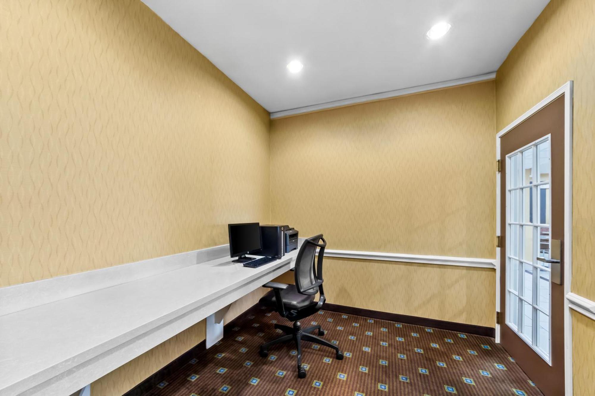 Quality Inn & Suites Airport North - Stone Oak San Antonio Bagian luar foto