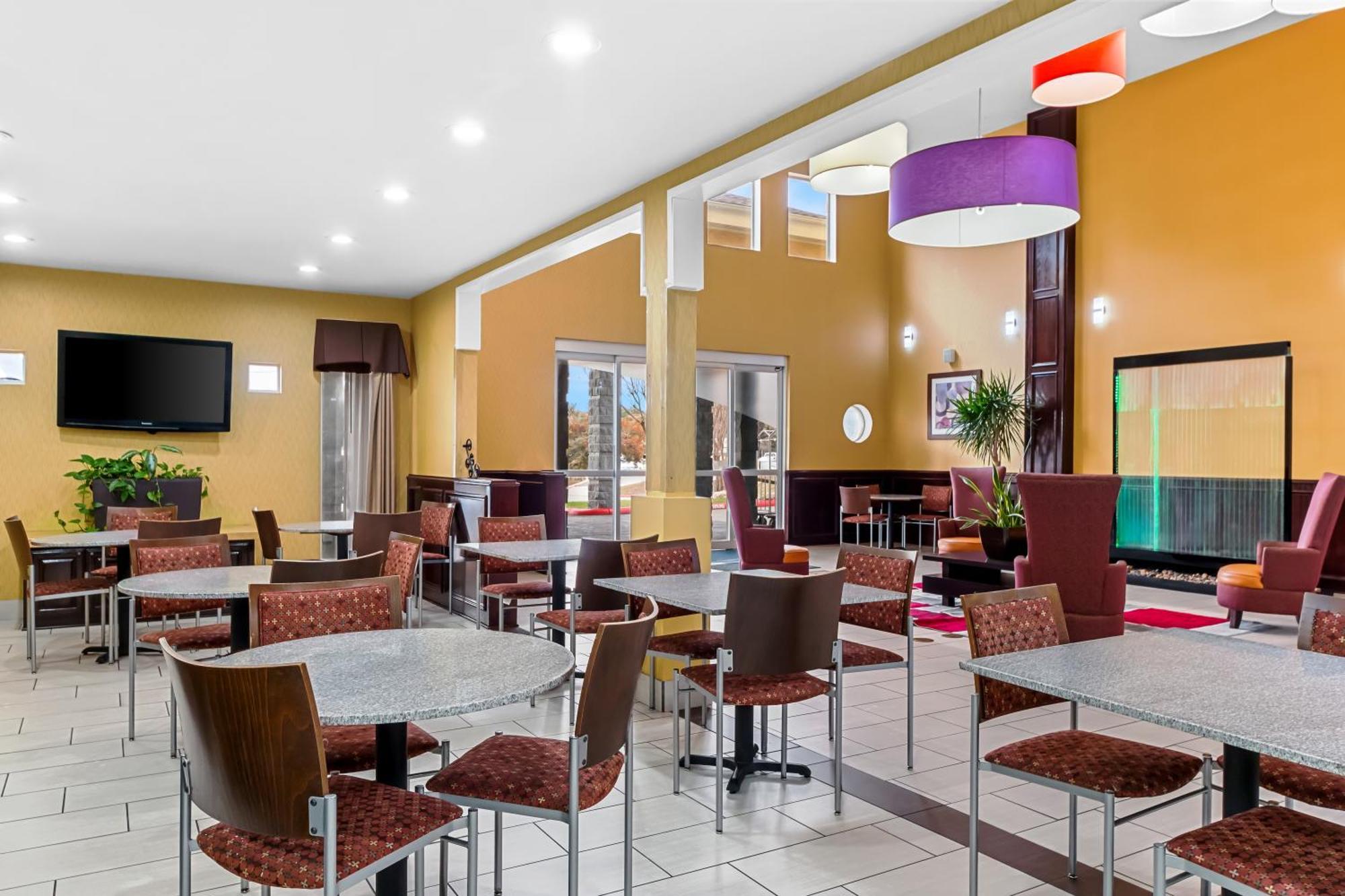 Quality Inn & Suites Airport North - Stone Oak San Antonio Bagian luar foto