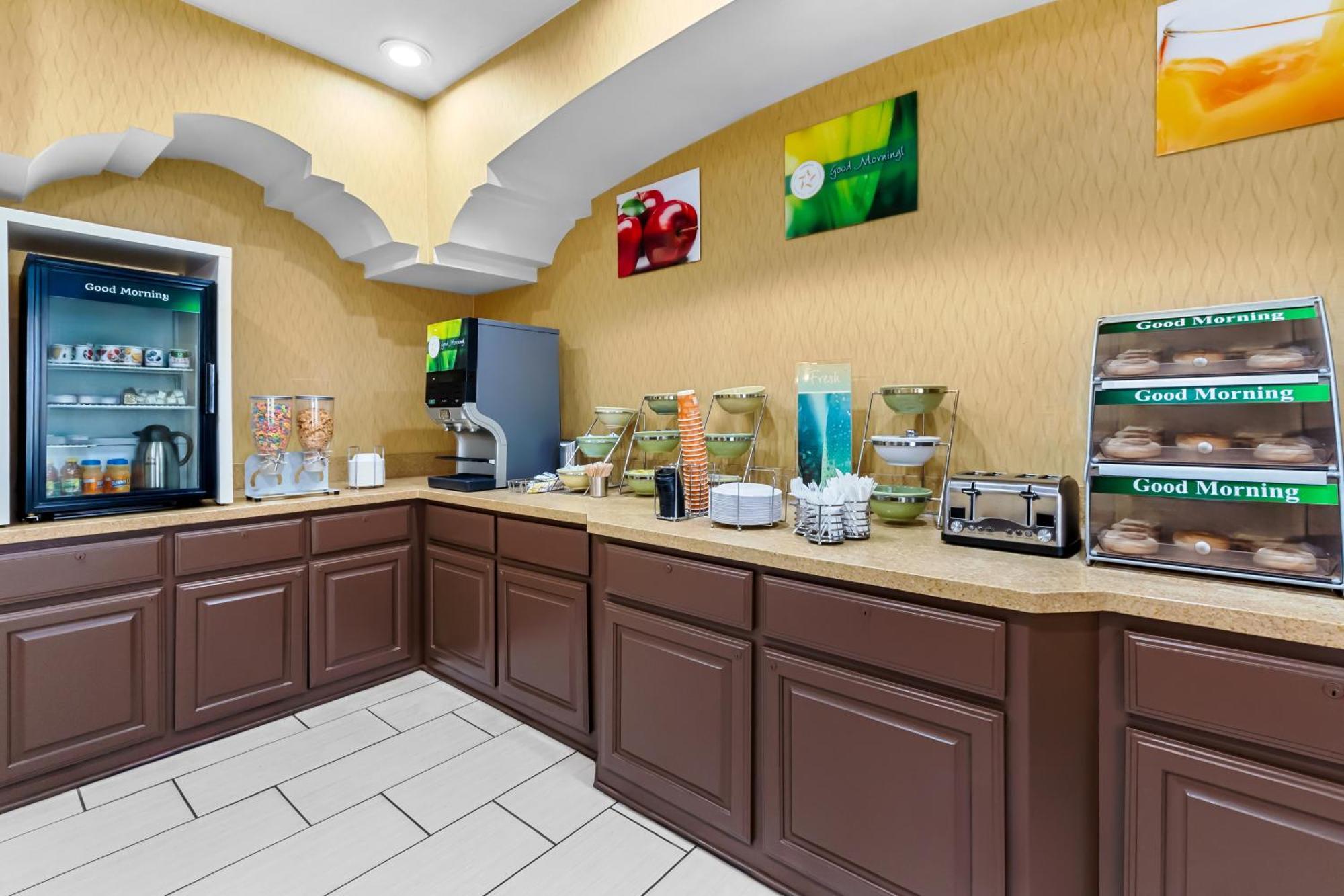Quality Inn & Suites Airport North - Stone Oak San Antonio Bagian luar foto