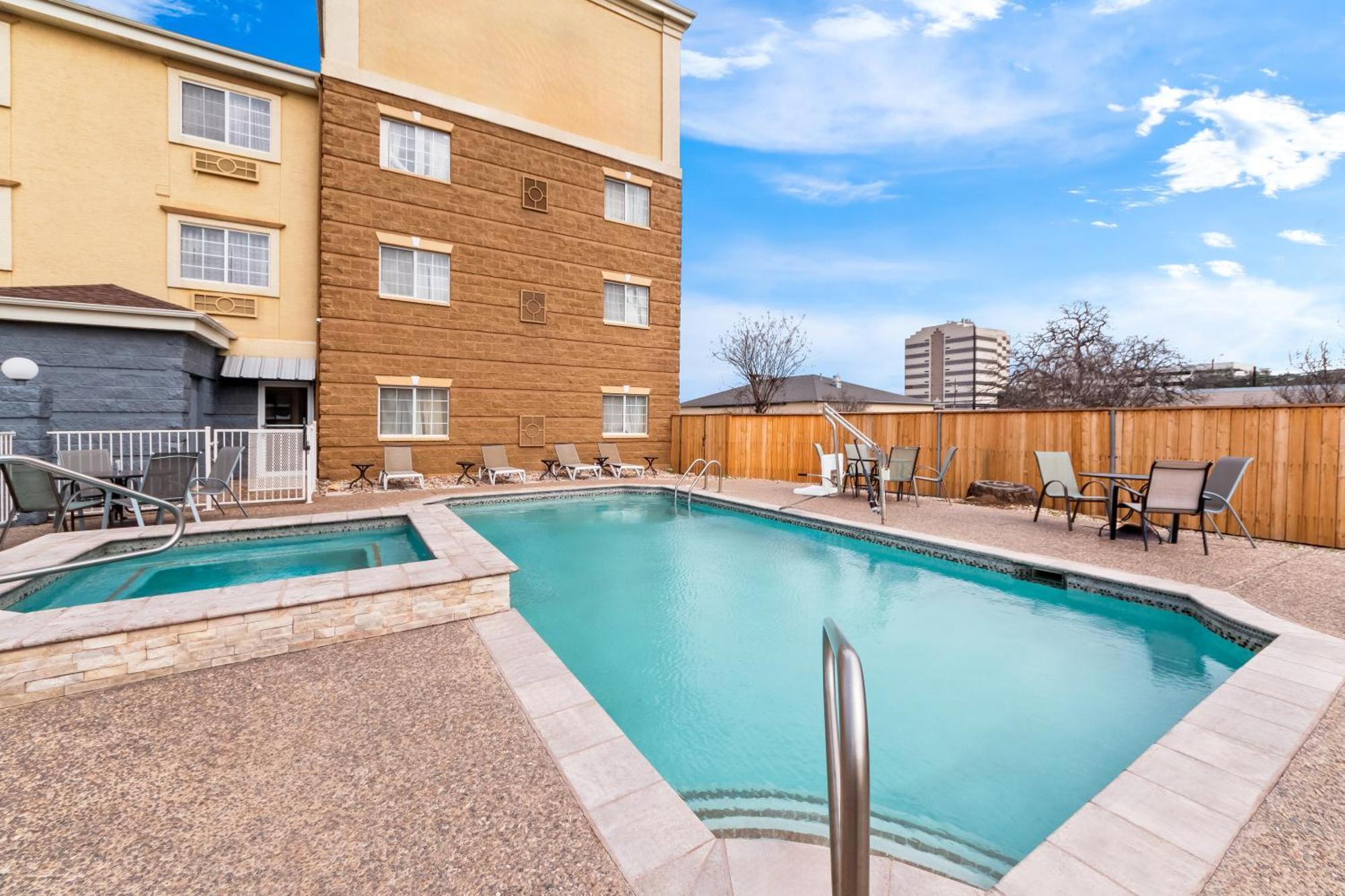 Quality Inn & Suites Airport North - Stone Oak San Antonio Bagian luar foto