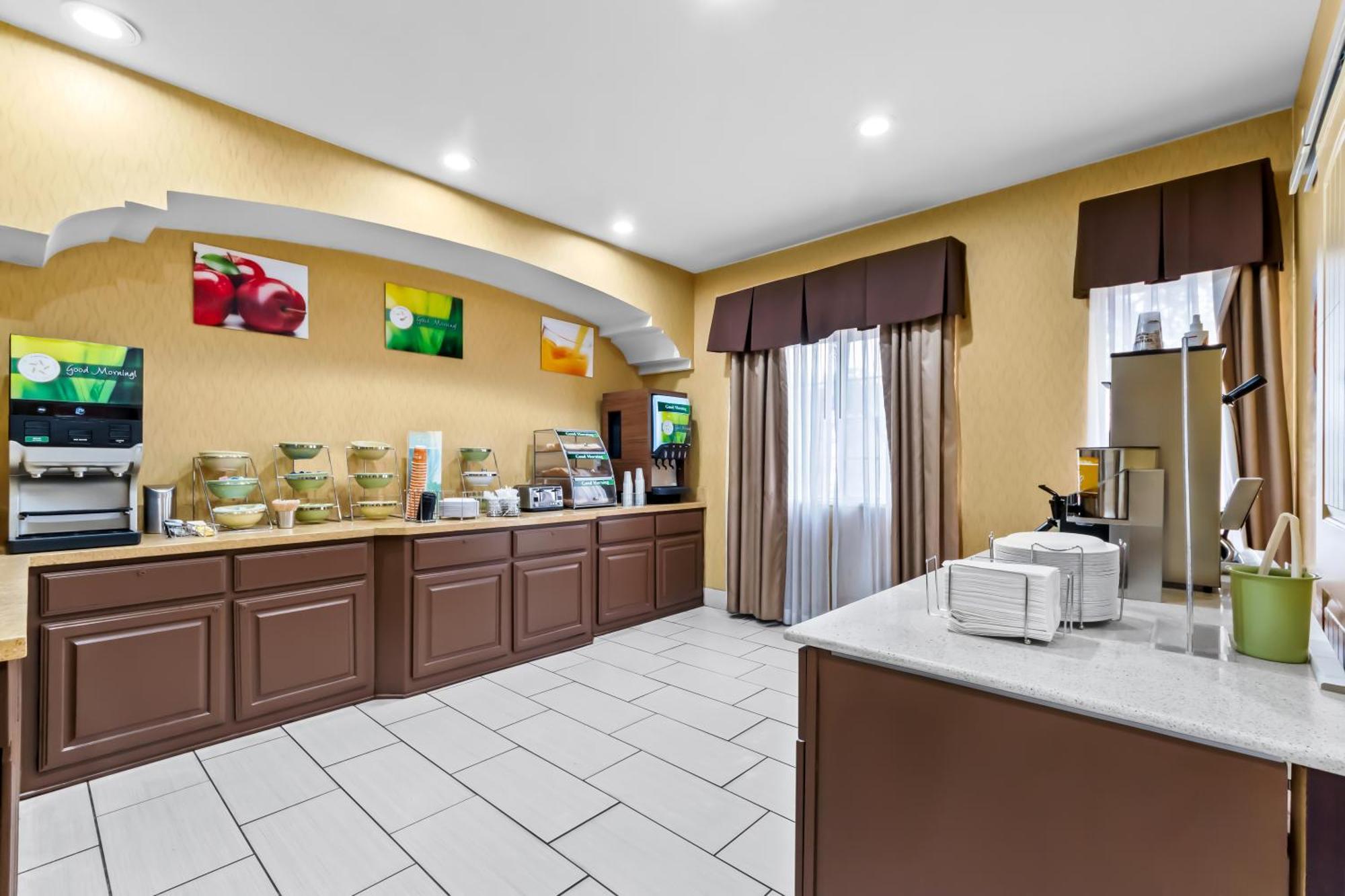 Quality Inn & Suites Airport North - Stone Oak San Antonio Bagian luar foto