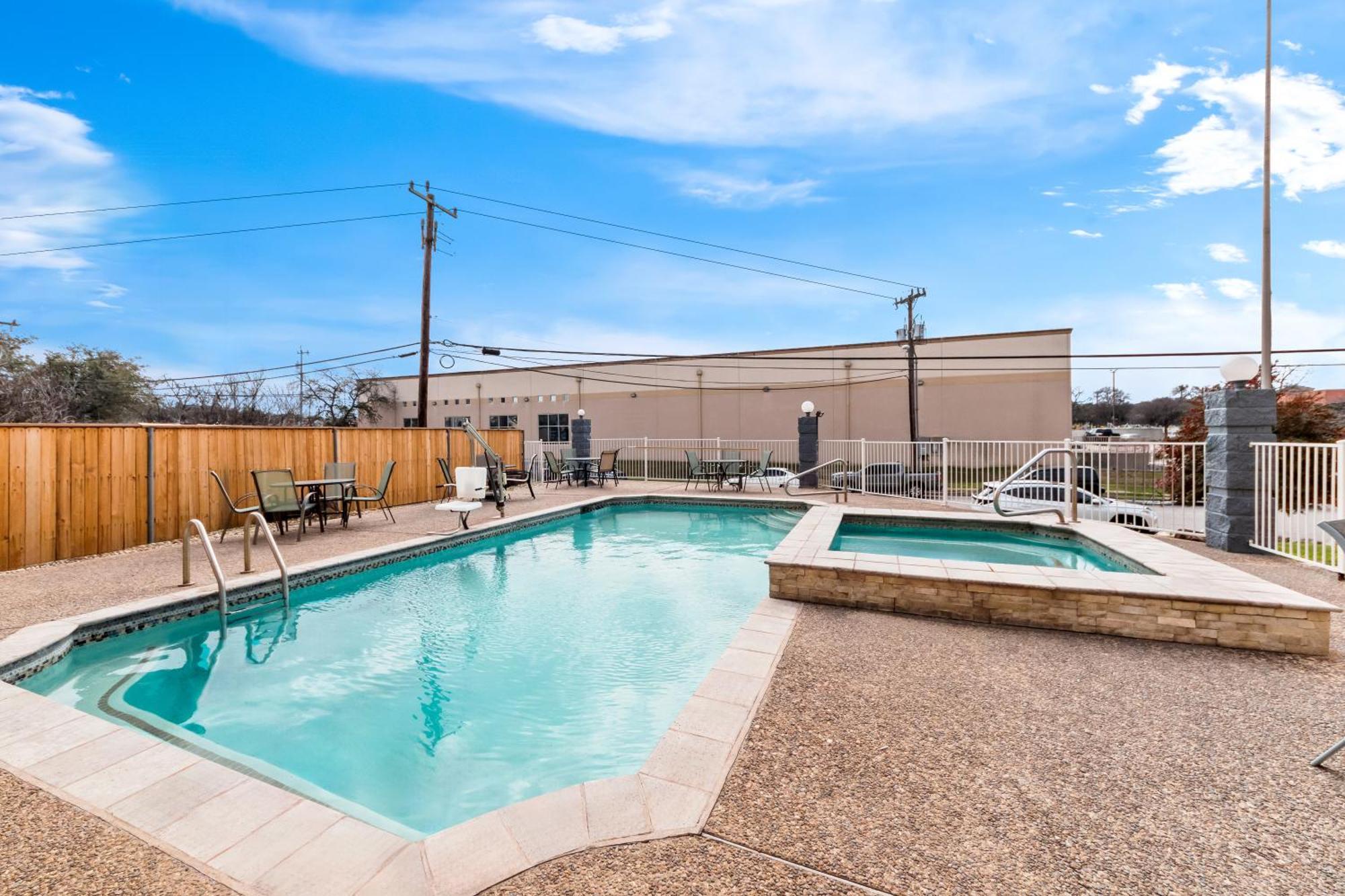 Quality Inn & Suites Airport North - Stone Oak San Antonio Bagian luar foto