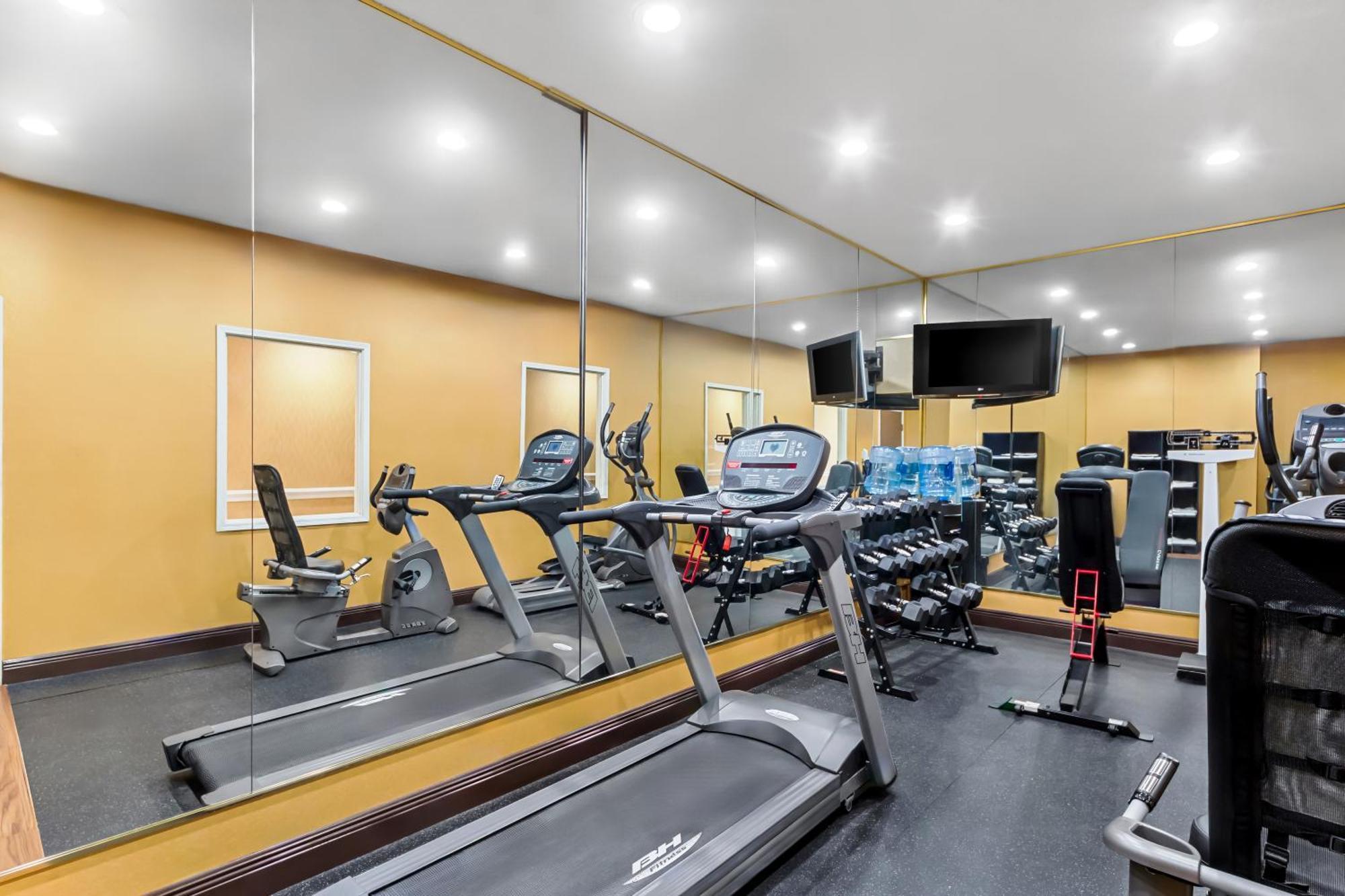 Quality Inn & Suites Airport North - Stone Oak San Antonio Bagian luar foto
